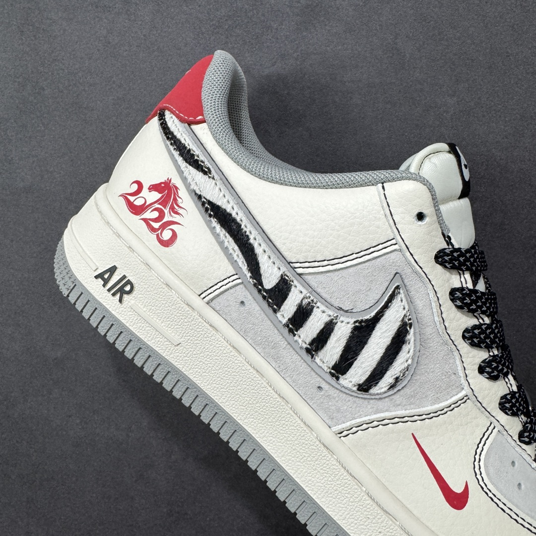 图片[6]-【定制版】Nike Air Force 1 Low 07 马年限定 当街头传奇遇上高奢经典，这双以米白灰斑马勾为主色，辅以深邃黑与炽热红，将两大品牌的标志性元素完美融合。每一处细节都诉说着不凡的出身，让你在迈步间，轻松诠释潮流与奢华的双重魅力。 货号： XT6998-102 尺码：36 36.5 37.5 38 38.5 39 40 40.5 41 42 42.5 43 44 44.5 45-选品中心