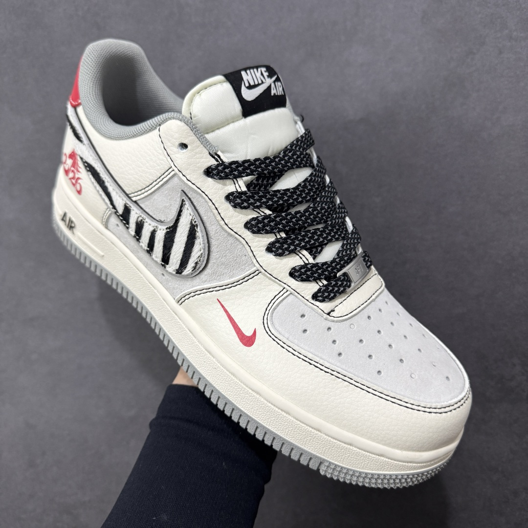 图片[3]-【定制版】Nike Air Force 1 Low 07 马年限定 当街头传奇遇上高奢经典，这双以米白灰斑马勾为主色，辅以深邃黑与炽热红，将两大品牌的标志性元素完美融合。每一处细节都诉说着不凡的出身，让你在迈步间，轻松诠释潮流与奢华的双重魅力。 货号： XT6998-102 尺码：36 36.5 37.5 38 38.5 39 40 40.5 41 42 42.5 43 44 44.5 45-选品中心