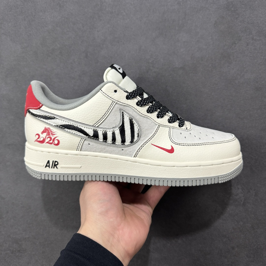 【定制版】Nike Air Force 1 Low 07 马年限定 当街头传奇遇上高奢经典，这双以米白灰斑马勾为主色，辅以深邃黑与炽热红，将两大品牌的标志性元素完美融合。每一处细节都诉说着不凡的出身，让你在迈步间，轻松诠释潮流与奢华的双重魅力。 货号： XT6998-102 尺码：36 36.5 37.5 38 38.5 39 40 40.5 41 42 42.5 43 44 44.5 45-选品中心
