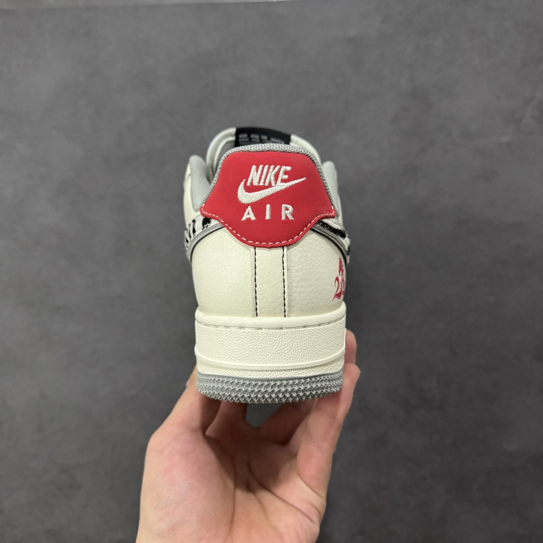 图片[4]-【定制版】Nike Air Force 1 Low 07 马年限定 当街头传奇遇上高奢经典，这双以米白灰斑马勾为主色，辅以深邃黑与炽热红，将两大品牌的标志性元素完美融合。每一处细节都诉说着不凡的出身，让你在迈步间，轻松诠释潮流与奢华的双重魅力。 货号： XT6998-102 尺码：36 36.5 37.5 38 38.5 39 40 40.5 41 42 42.5 43 44 44.5 45-选品中心