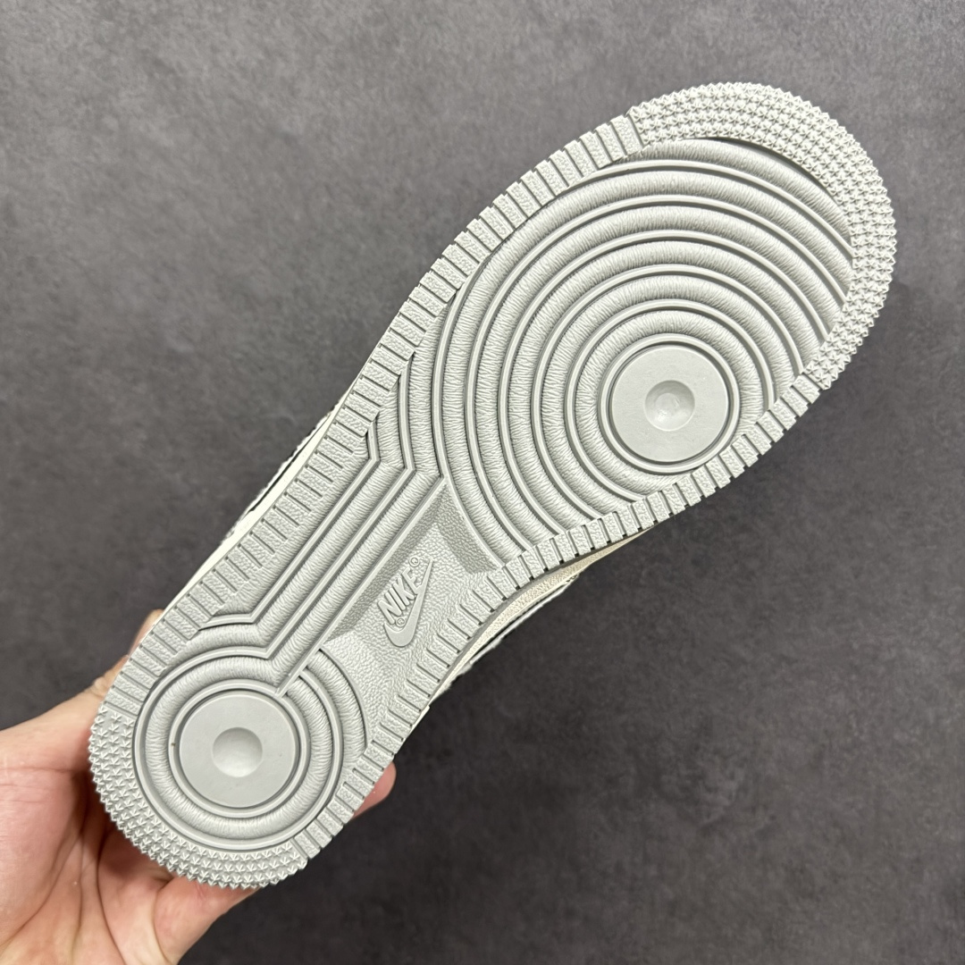 图片[9]-【定制版】Nike Air Force 1 Low 07 马年限定 当街头传奇遇上高奢经典，这双以米白灰斑马勾为主色，辅以深邃黑与炽热红，将两大品牌的标志性元素完美融合。每一处细节都诉说着不凡的出身，让你在迈步间，轻松诠释潮流与奢华的双重魅力。 货号： XT6998-102 尺码：36 36.5 37.5 38 38.5 39 40 40.5 41 42 42.5 43 44 44.5 45-选品中心