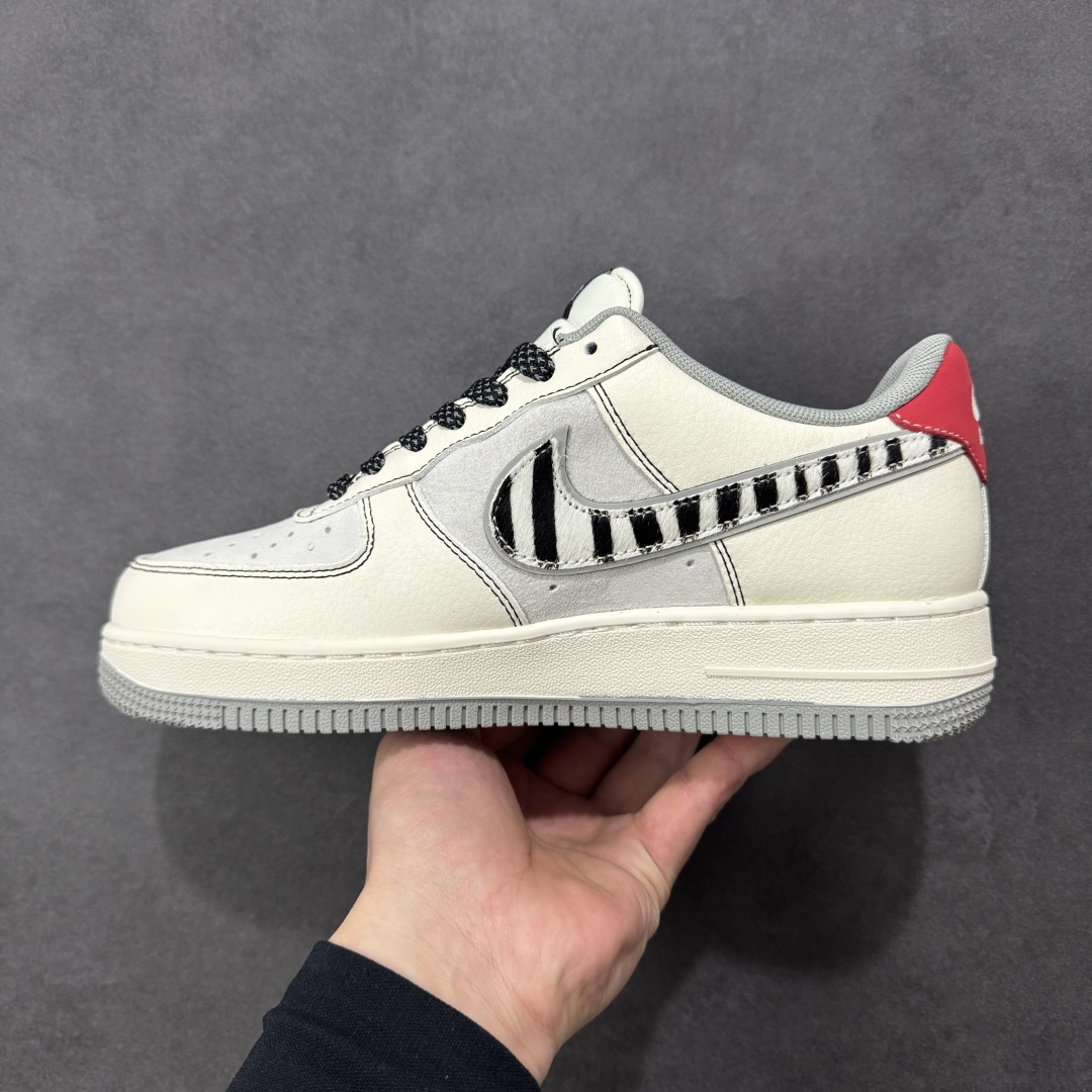 图片[2]-【定制版】Nike Air Force 1 Low 07 马年限定 当街头传奇遇上高奢经典，这双以米白灰斑马勾为主色，辅以深邃黑与炽热红，将两大品牌的标志性元素完美融合。每一处细节都诉说着不凡的出身，让你在迈步间，轻松诠释潮流与奢华的双重魅力。 货号： XT6998-102 尺码：36 36.5 37.5 38 38.5 39 40 40.5 41 42 42.5 43 44 44.5 45-选品中心