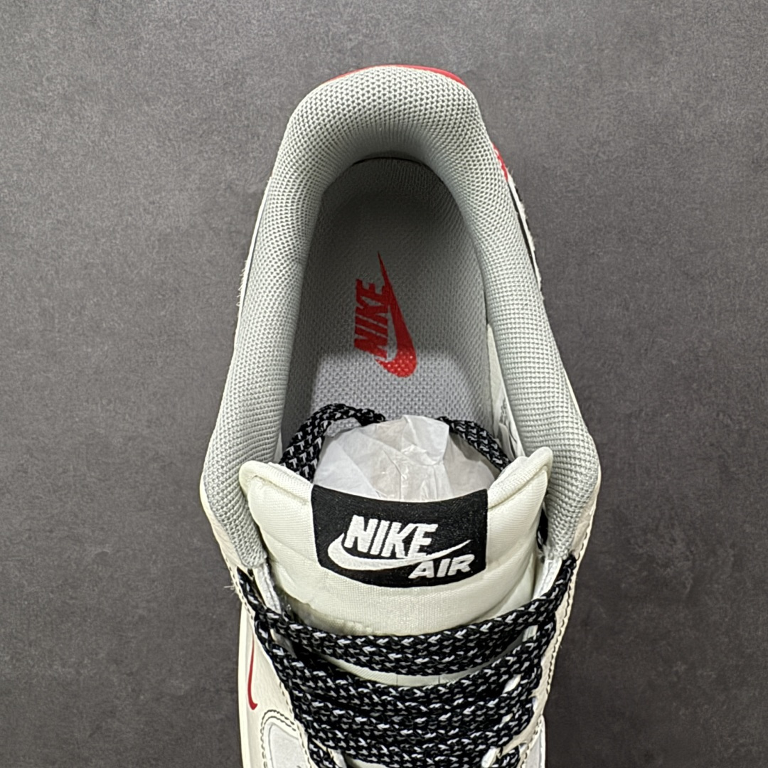 图片[7]-【定制版】Nike Air Force 1 Low 07 马年限定 当街头传奇遇上高奢经典，这双以米白灰斑马勾为主色，辅以深邃黑与炽热红，将两大品牌的标志性元素完美融合。每一处细节都诉说着不凡的出身，让你在迈步间，轻松诠释潮流与奢华的双重魅力。 货号： XT6998-102 尺码：36 36.5 37.5 38 38.5 39 40 40.5 41 42 42.5 43 44 44.5 45-选品中心