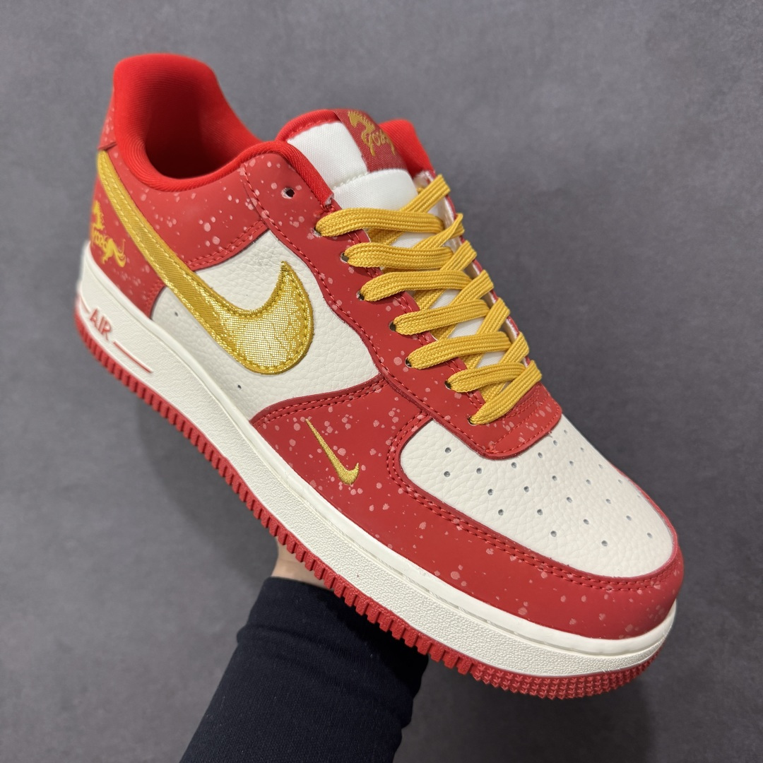 图片[3]-【定制版】高端定制Nike Air Force 1 \’07 Low “马年限定联名——白红金泼墨”鞋身侧面印有金色“2026”字样与祥云纹样 # 定制鞋盒 高端定制 低帮休闲板鞋 大厂纯原品质出货 超高清洁度 皮料切割干净无任何毛边 细节完美 货号：DF0188-131 尺码：36 36.5 37.5 38 38.5 39 40 40.5 41 42 42.5 43 44 44.5 45-选品中心
