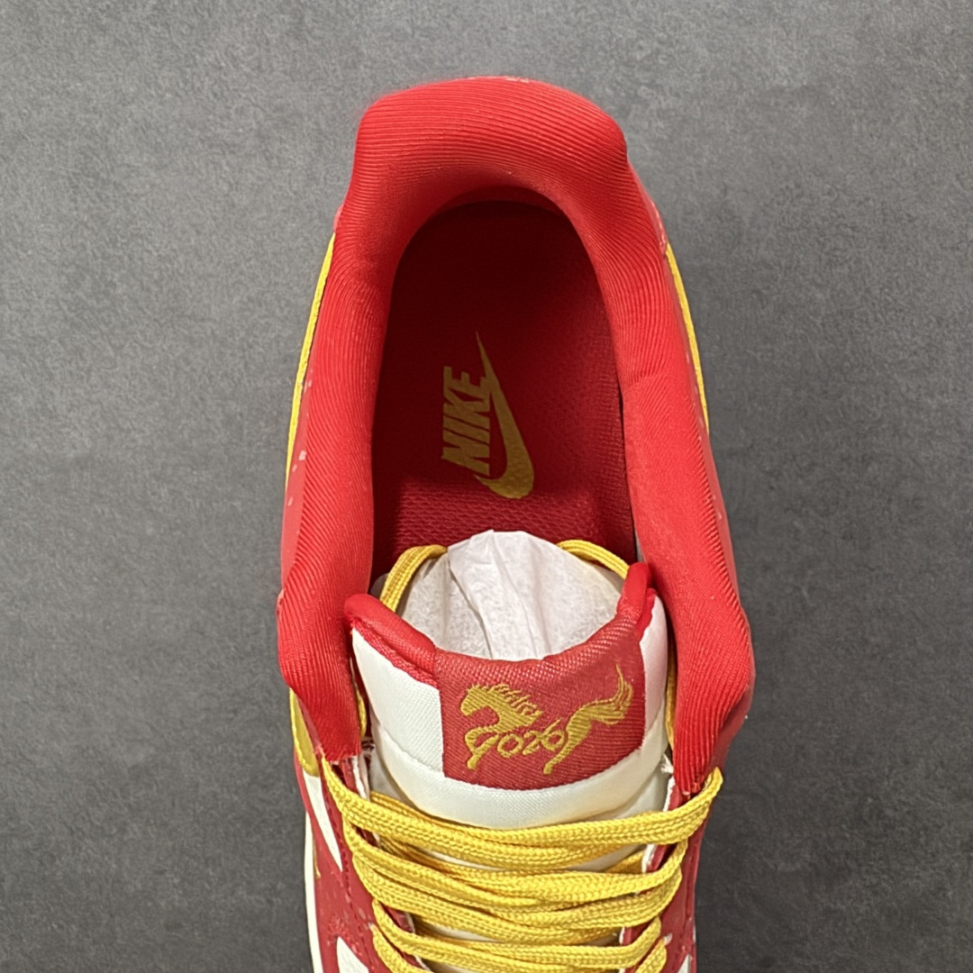 图片[7]-【定制版】高端定制Nike Air Force 1 \’07 Low “马年限定联名——白红金泼墨”鞋身侧面印有金色“2026”字样与祥云纹样 # 定制鞋盒 高端定制 低帮休闲板鞋 大厂纯原品质出货 超高清洁度 皮料切割干净无任何毛边 细节完美 货号：DF0188-131 尺码：36 36.5 37.5 38 38.5 39 40 40.5 41 42 42.5 43 44 44.5 45-选品中心