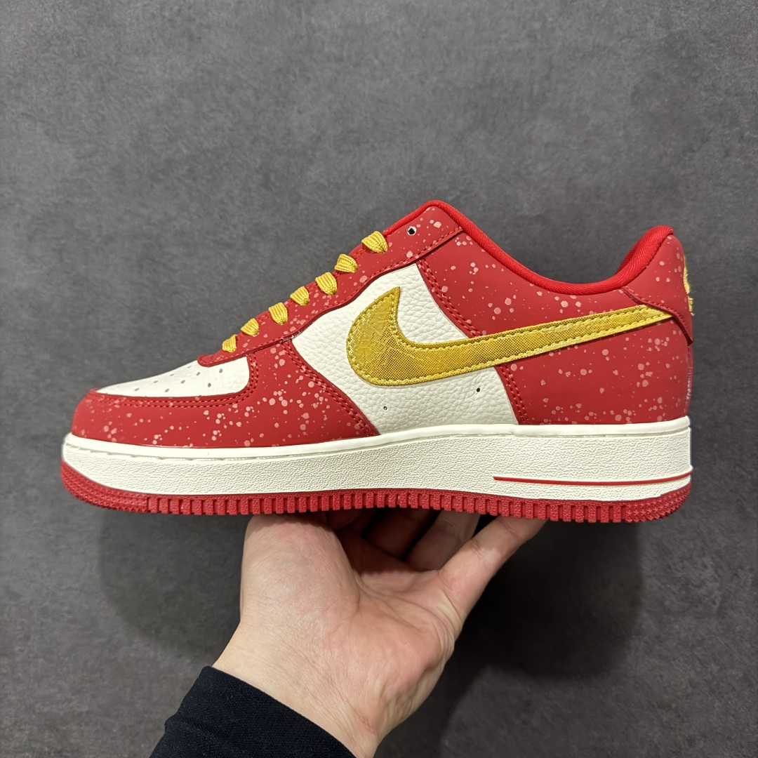 图片[2]-【定制版】高端定制Nike Air Force 1 \’07 Low “马年限定联名——白红金泼墨”鞋身侧面印有金色“2026”字样与祥云纹样 # 定制鞋盒 高端定制 低帮休闲板鞋 大厂纯原品质出货 超高清洁度 皮料切割干净无任何毛边 细节完美 货号：DF0188-131 尺码：36 36.5 37.5 38 38.5 39 40 40.5 41 42 42.5 43 44 44.5 45-选品中心