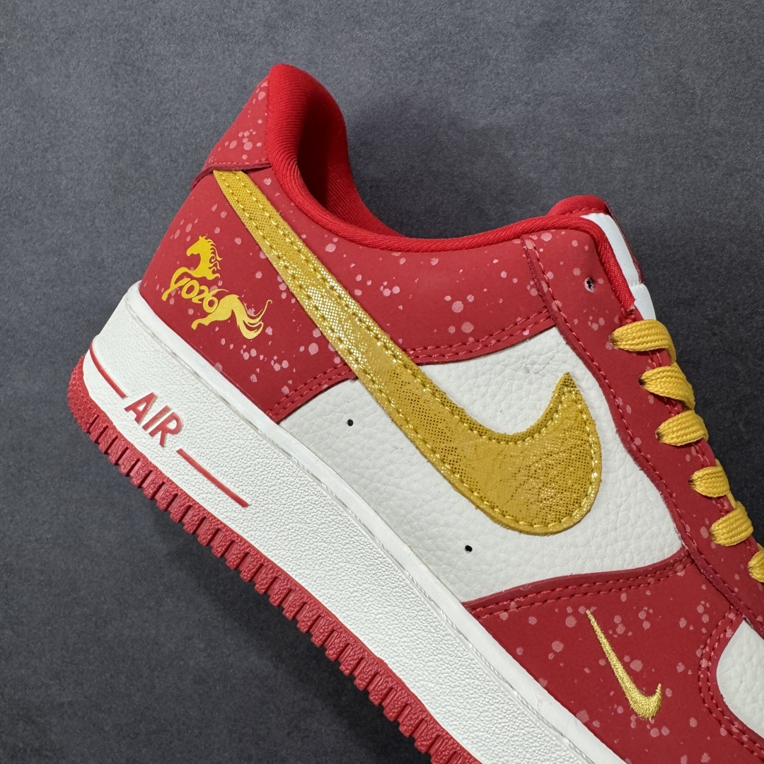 图片[6]-【定制版】高端定制Nike Air Force 1 \’07 Low “马年限定联名——白红金泼墨”鞋身侧面印有金色“2026”字样与祥云纹样 # 定制鞋盒 高端定制 低帮休闲板鞋 大厂纯原品质出货 超高清洁度 皮料切割干净无任何毛边 细节完美 货号：DF0188-131 尺码：36 36.5 37.5 38 38.5 39 40 40.5 41 42 42.5 43 44 44.5 45-选品中心
