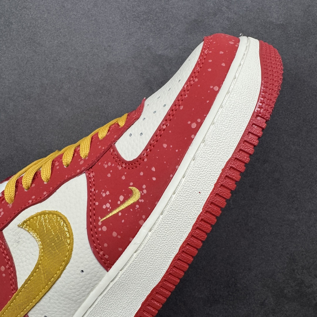 图片[5]-【定制版】高端定制Nike Air Force 1 \’07 Low “马年限定联名——白红金泼墨”鞋身侧面印有金色“2026”字样与祥云纹样 # 定制鞋盒 高端定制 低帮休闲板鞋 大厂纯原品质出货 超高清洁度 皮料切割干净无任何毛边 细节完美 货号：DF0188-131 尺码：36 36.5 37.5 38 38.5 39 40 40.5 41 42 42.5 43 44 44.5 45-选品中心