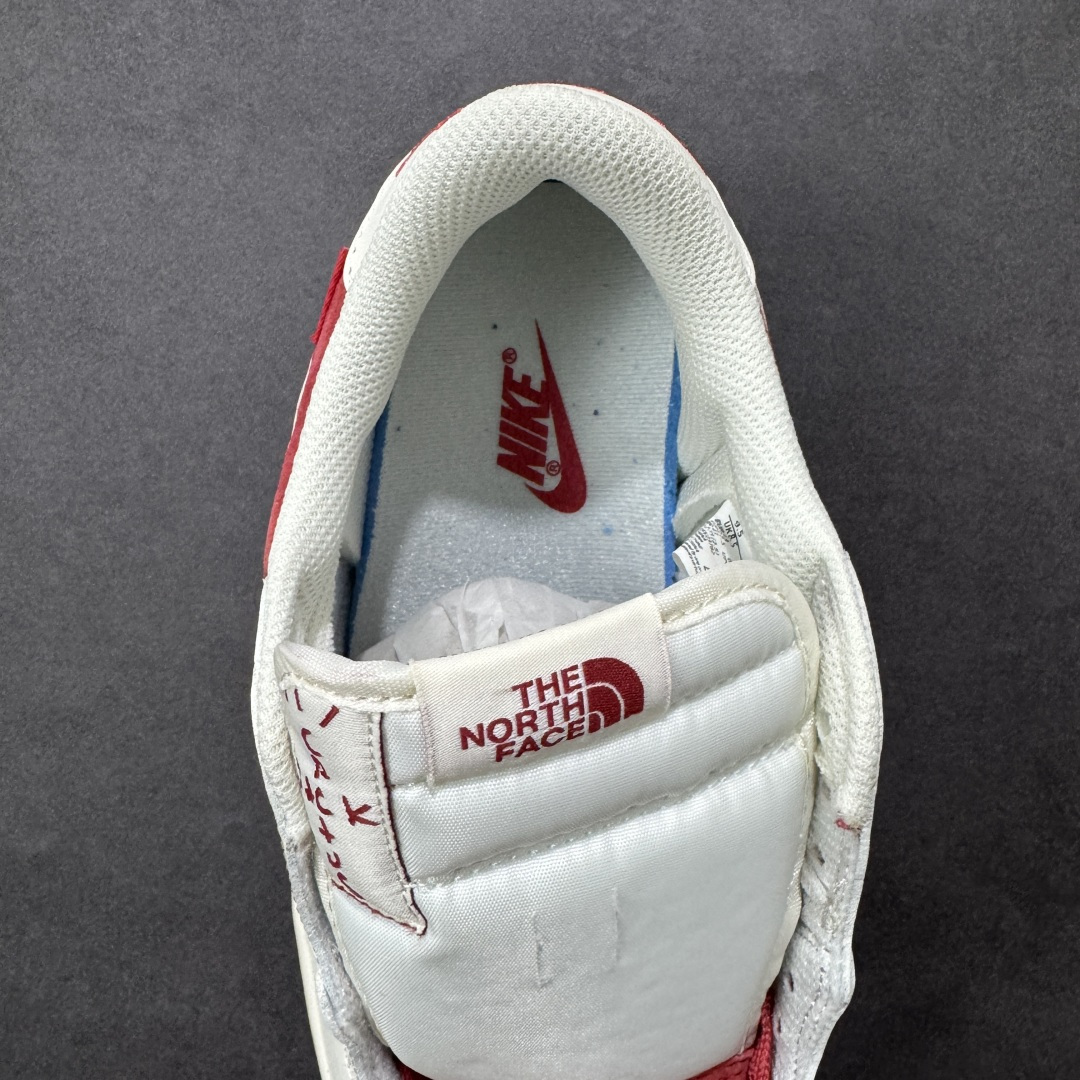 图片[7]-【定制版】联名王炸！AIR JORDAN 1倒钩 马年联名款太顶了！红白麂皮质感拉满，Supreme+北面双标加持，马年专属挂饰+2026烫金细节年味爆棚。AJ1经典低帮版型不挑脚型，气垫中底脚感超赞，潮圈稀缺款错过再无！ 货号：DM7866-123 尺码：36 36.5 37.5 38 38.5 39 40 40.5 41 42 42.5 43 44 44.5 45-选品中心