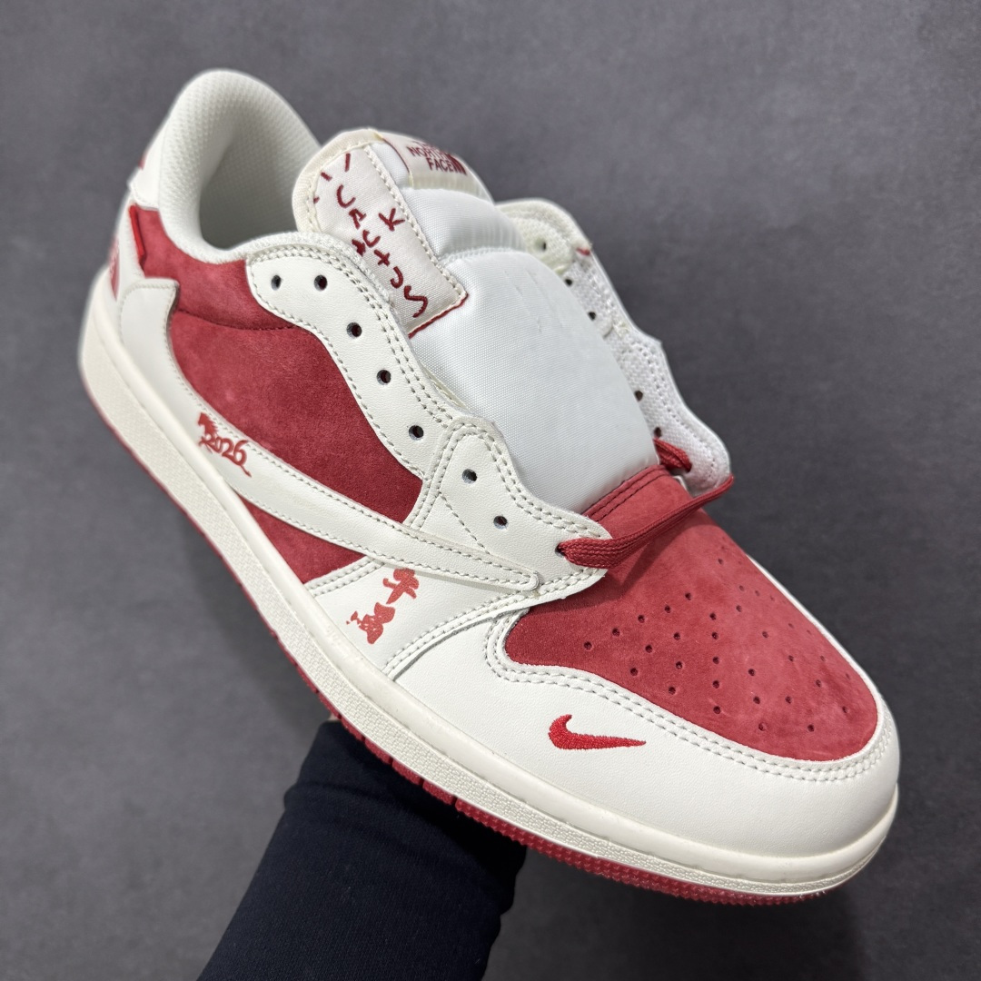 图片[3]-【定制版】联名王炸！AIR JORDAN 1倒钩 马年联名款太顶了！红白麂皮质感拉满，Supreme+北面双标加持，马年专属挂饰+2026烫金细节年味爆棚。AJ1经典低帮版型不挑脚型，气垫中底脚感超赞，潮圈稀缺款错过再无！ 货号：DM7866-123 尺码：36 36.5 37.5 38 38.5 39 40 40.5 41 42 42.5 43 44 44.5 45-选品中心