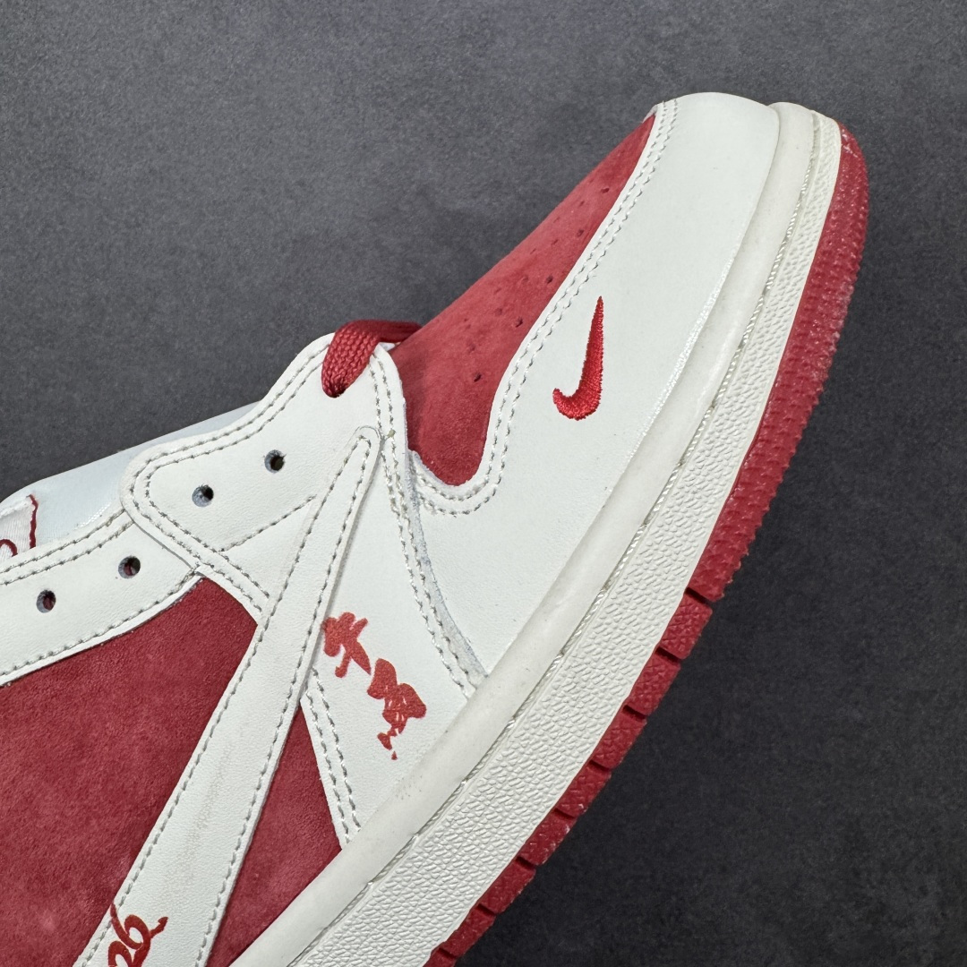 图片[5]-【定制版】联名王炸！AIR JORDAN 1倒钩 马年联名款太顶了！红白麂皮质感拉满，Supreme+北面双标加持，马年专属挂饰+2026烫金细节年味爆棚。AJ1经典低帮版型不挑脚型，气垫中底脚感超赞，潮圈稀缺款错过再无！ 货号：DM7866-123 尺码：36 36.5 37.5 38 38.5 39 40 40.5 41 42 42.5 43 44 44.5 45-选品中心