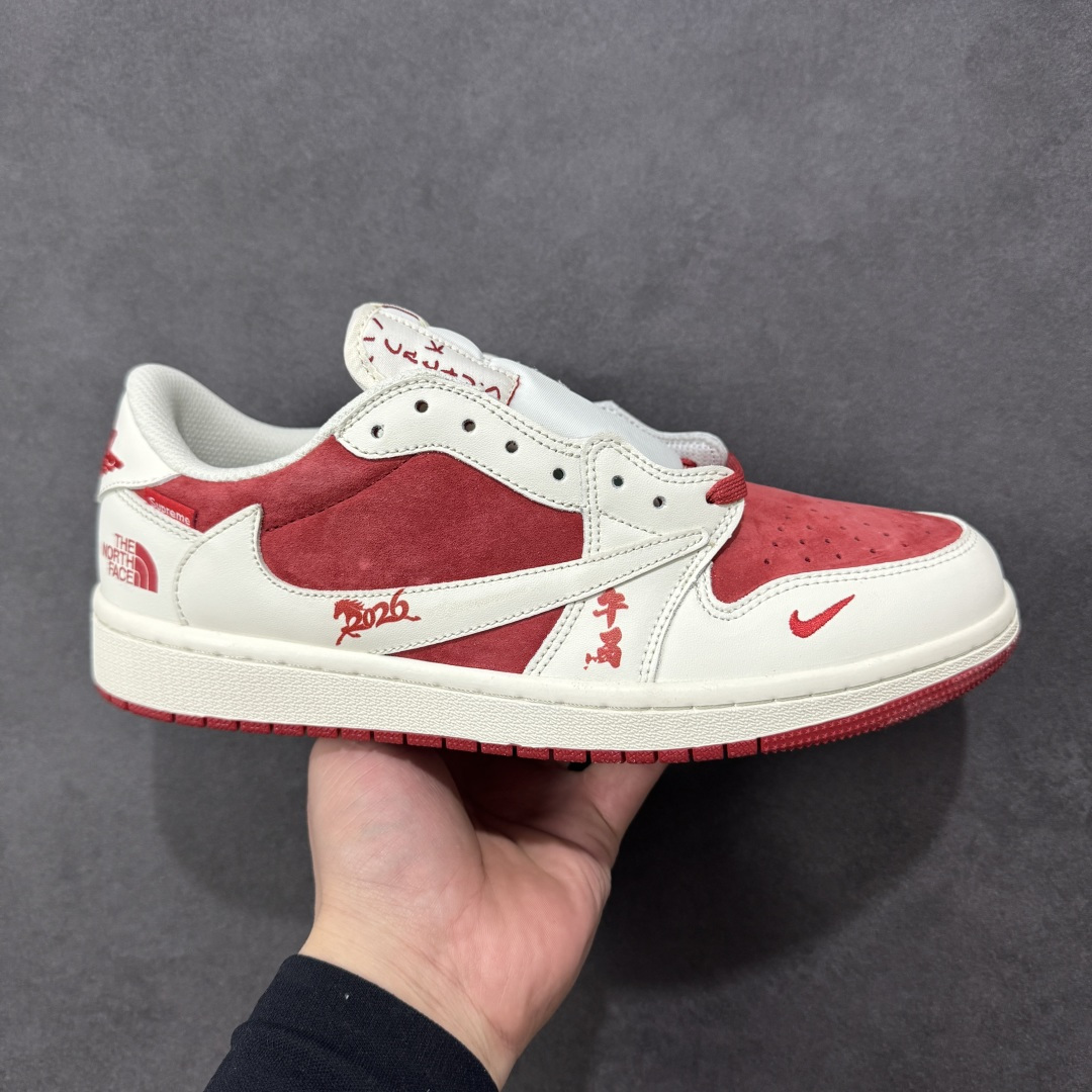 【定制版】联名王炸！AIR JORDAN 1倒钩 马年联名款太顶了！红白麂皮质感拉满，Supreme+北面双标加持，马年专属挂饰+2026烫金细节年味爆棚。AJ1经典低帮版型不挑脚型，气垫中底脚感超赞，潮圈稀缺款错过再无！ 货号：DM7866-123 尺码：36 36.5 37.5 38 38.5 39 40 40.5 41 42 42.5 43 44 44.5 45-选品中心