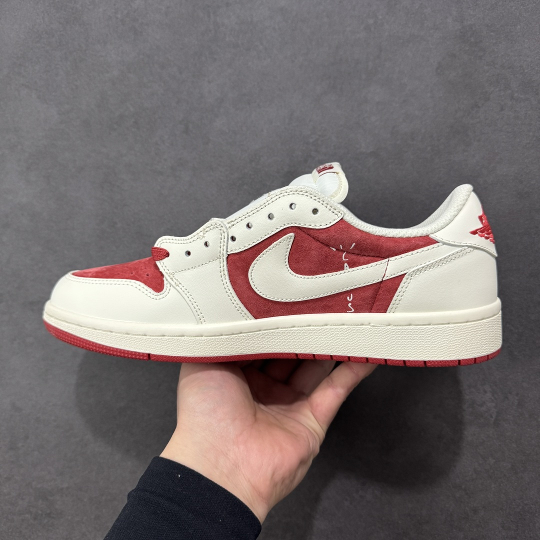 图片[2]-【定制版】联名王炸！AIR JORDAN 1倒钩 马年联名款太顶了！红白麂皮质感拉满，Supreme+北面双标加持，马年专属挂饰+2026烫金细节年味爆棚。AJ1经典低帮版型不挑脚型，气垫中底脚感超赞，潮圈稀缺款错过再无！ 货号：DM7866-123 尺码：36 36.5 37.5 38 38.5 39 40 40.5 41 42 42.5 43 44 44.5 45-选品中心