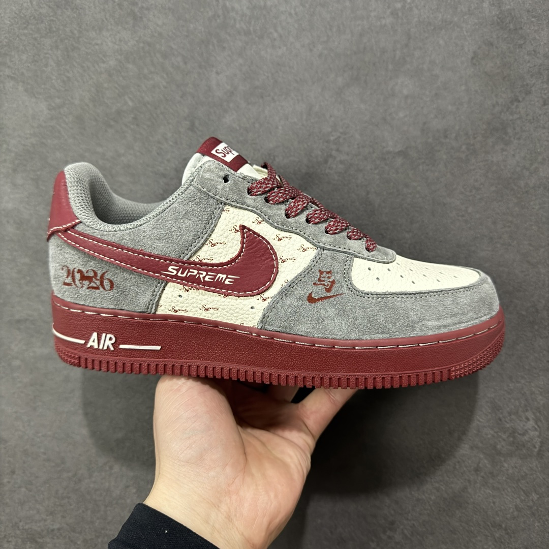 【定制版】新年氛围感天花板！Nike AIR FORCE 1马年Supreme联名款太会了！灰红麂皮拼接高级感拉满，2026烫金+小马挂饰年味十足，Supreme织带细节潮范拉满。空军一号经典版型适配所有穿搭，气垫中底脚感软糯，过年穿它炸街超吸睛！ 货号：XL1982-335 尺码：36 36.5 37.5 38 38.5 39 40 40.5 41 42 42.5 43 44 44.5 45-选品中心