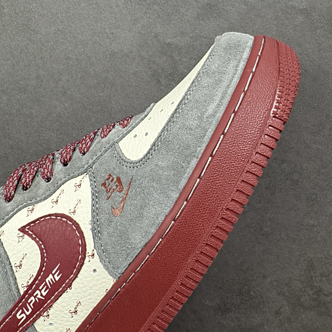 图片[5]-【定制版】新年氛围感天花板！Nike AIR FORCE 1马年Supreme联名款太会了！灰红麂皮拼接高级感拉满，2026烫金+小马挂饰年味十足，Supreme织带细节潮范拉满。空军一号经典版型适配所有穿搭，气垫中底脚感软糯，过年穿它炸街超吸睛！ 货号：XL1982-335 尺码：36 36.5 37.5 38 38.5 39 40 40.5 41 42 42.5 43 44 44.5 45-选品中心