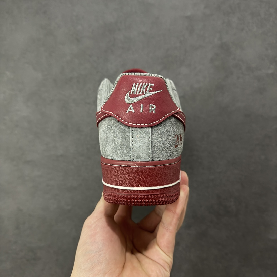 图片[4]-【定制版】新年氛围感天花板！Nike AIR FORCE 1马年Supreme联名款太会了！灰红麂皮拼接高级感拉满，2026烫金+小马挂饰年味十足，Supreme织带细节潮范拉满。空军一号经典版型适配所有穿搭，气垫中底脚感软糯，过年穿它炸街超吸睛！ 货号：XL1982-335 尺码：36 36.5 37.5 38 38.5 39 40 40.5 41 42 42.5 43 44 44.5 45-选品中心