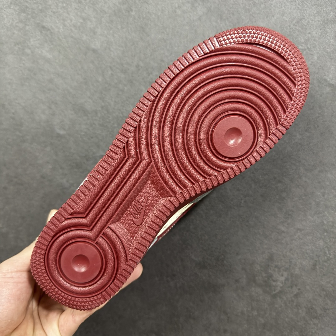 图片[9]-【定制版】新年氛围感天花板！Nike AIR FORCE 1马年Supreme联名款太会了！灰红麂皮拼接高级感拉满，2026烫金+小马挂饰年味十足，Supreme织带细节潮范拉满。空军一号经典版型适配所有穿搭，气垫中底脚感软糯，过年穿它炸街超吸睛！ 货号：XL1982-335 尺码：36 36.5 37.5 38 38.5 39 40 40.5 41 42 42.5 43 44 44.5 45-选品中心