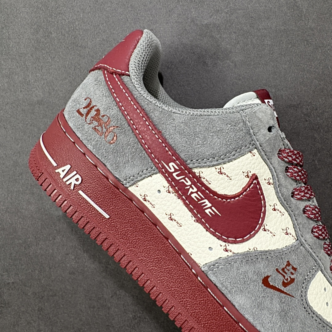 图片[6]-【定制版】新年氛围感天花板！Nike AIR FORCE 1马年Supreme联名款太会了！灰红麂皮拼接高级感拉满，2026烫金+小马挂饰年味十足，Supreme织带细节潮范拉满。空军一号经典版型适配所有穿搭，气垫中底脚感软糯，过年穿它炸街超吸睛！ 货号：XL1982-335 尺码：36 36.5 37.5 38 38.5 39 40 40.5 41 42 42.5 43 44 44.5 45-选品中心