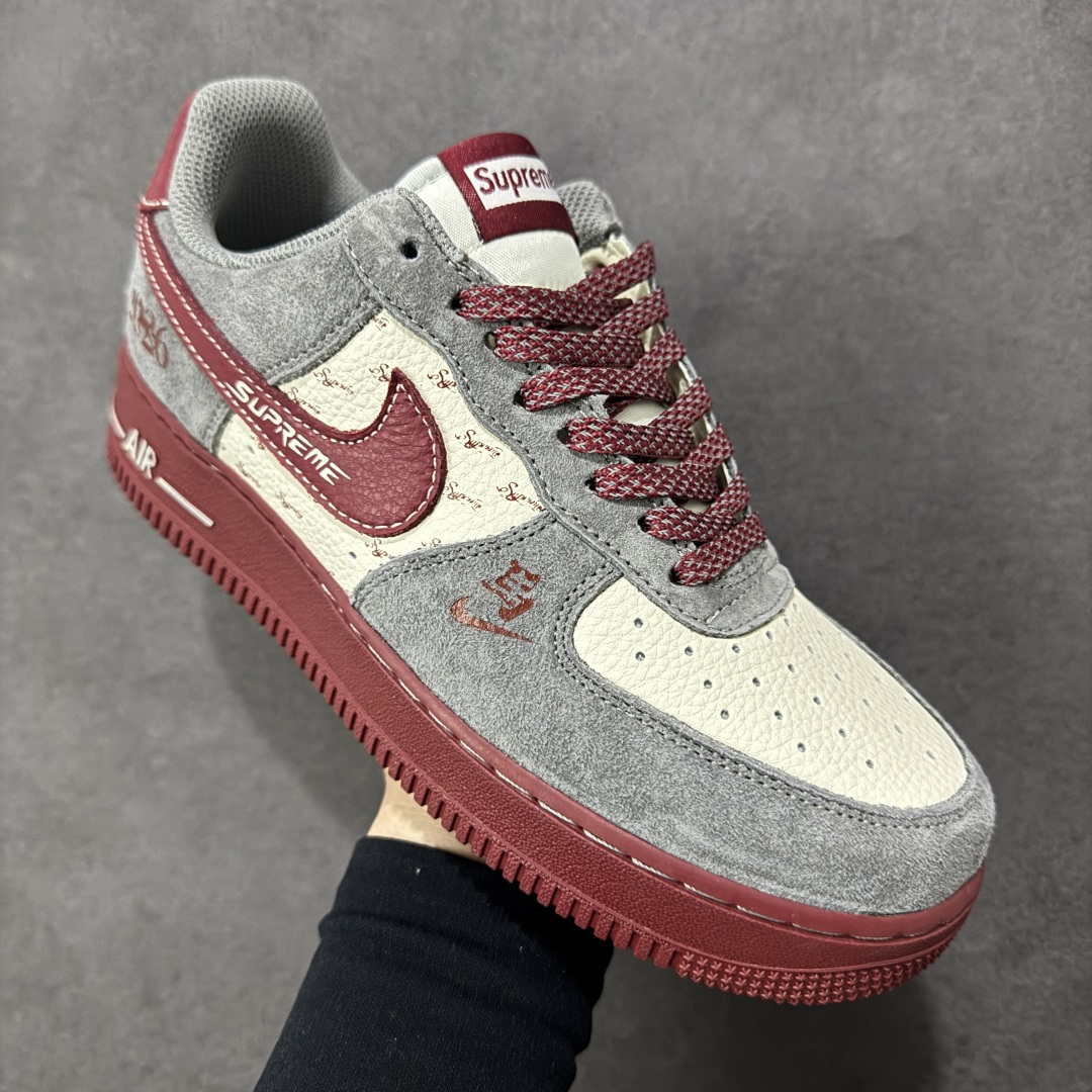 图片[3]-【定制版】新年氛围感天花板！Nike AIR FORCE 1马年Supreme联名款太会了！灰红麂皮拼接高级感拉满，2026烫金+小马挂饰年味十足，Supreme织带细节潮范拉满。空军一号经典版型适配所有穿搭，气垫中底脚感软糯，过年穿它炸街超吸睛！ 货号：XL1982-335 尺码：36 36.5 37.5 38 38.5 39 40 40.5 41 42 42.5 43 44 44.5 45-选品中心