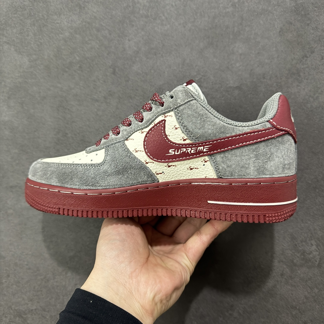 图片[2]-【定制版】新年氛围感天花板！Nike AIR FORCE 1马年Supreme联名款太会了！灰红麂皮拼接高级感拉满，2026烫金+小马挂饰年味十足，Supreme织带细节潮范拉满。空军一号经典版型适配所有穿搭，气垫中底脚感软糯，过年穿它炸街超吸睛！ 货号：XL1982-335 尺码：36 36.5 37.5 38 38.5 39 40 40.5 41 42 42.5 43 44 44.5 45-选品中心