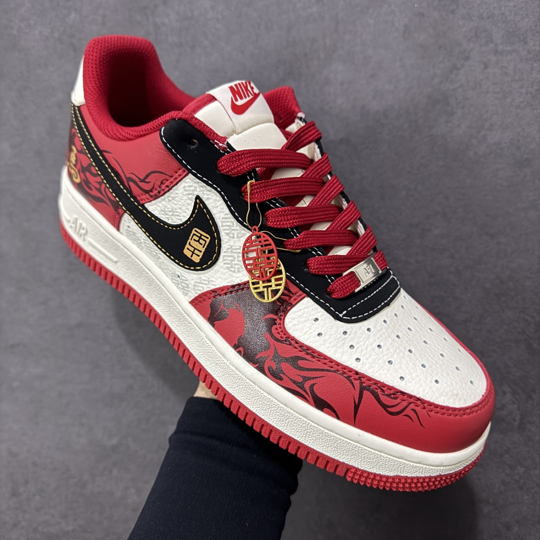图片[3]-【定制版】Nike Air Force 1 Low 07 蛇年收尾接丙午马年，这双以白红为主色，辅以深邃黑与炽热红，将两大品牌的标志性元素完美融合。每一处细节都诉说着不凡的出身，让你在迈步间，轻松诠释潮流与奢华的双重魅力。 货号： KG6699-F20 尺码：36 36.5 37.5 38 38.5 39 40 40.5 41 42 42.5 43 44 44.5 45-选品中心