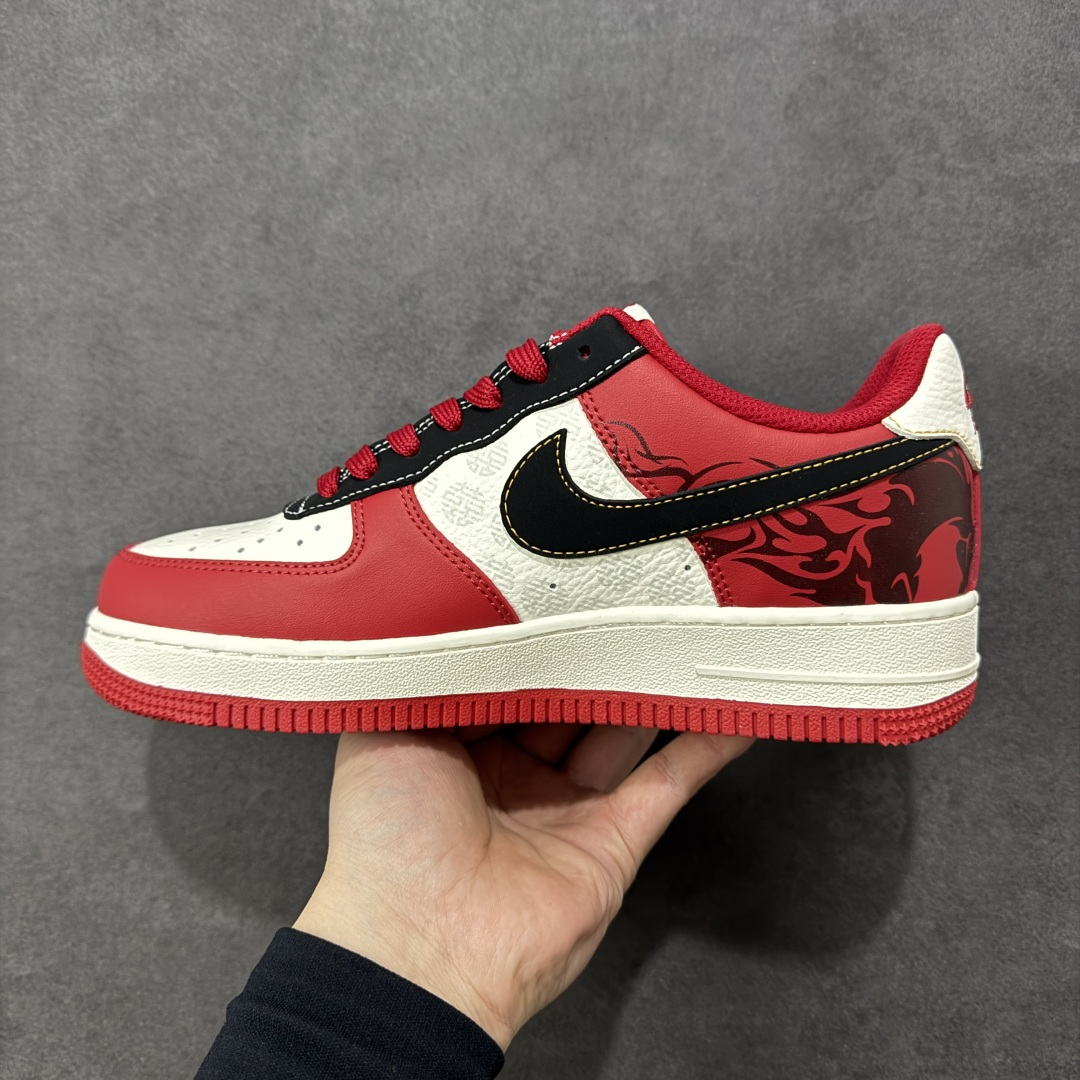 图片[2]-【定制版】Nike Air Force 1 Low 07 蛇年收尾接丙午马年，这双以白红为主色，辅以深邃黑与炽热红，将两大品牌的标志性元素完美融合。每一处细节都诉说着不凡的出身，让你在迈步间，轻松诠释潮流与奢华的双重魅力。 货号： KG6699-F20 尺码：36 36.5 37.5 38 38.5 39 40 40.5 41 42 42.5 43 44 44.5 45-选品中心