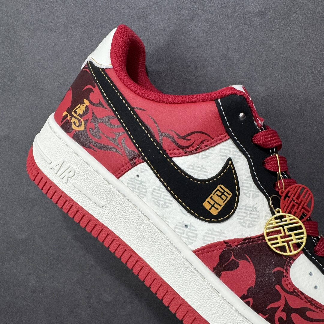 图片[6]-【定制版】Nike Air Force 1 Low 07 蛇年收尾接丙午马年，这双以白红为主色，辅以深邃黑与炽热红，将两大品牌的标志性元素完美融合。每一处细节都诉说着不凡的出身，让你在迈步间，轻松诠释潮流与奢华的双重魅力。 货号： KG6699-F20 尺码：36 36.5 37.5 38 38.5 39 40 40.5 41 42 42.5 43 44 44.5 45-选品中心