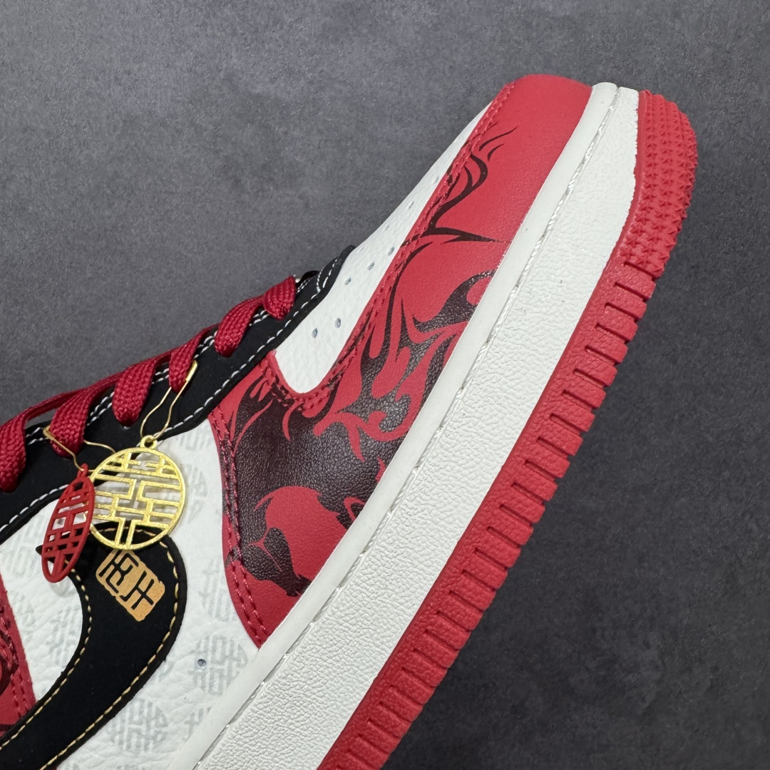 图片[5]-【定制版】Nike Air Force 1 Low 07 蛇年收尾接丙午马年，这双以白红为主色，辅以深邃黑与炽热红，将两大品牌的标志性元素完美融合。每一处细节都诉说着不凡的出身，让你在迈步间，轻松诠释潮流与奢华的双重魅力。 货号： KG6699-F20 尺码：36 36.5 37.5 38 38.5 39 40 40.5 41 42 42.5 43 44 44.5 45-选品中心