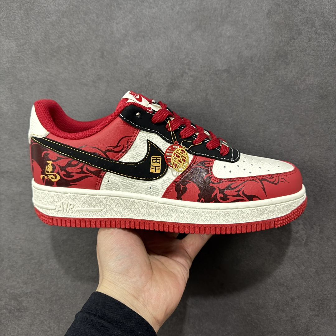 【定制版】Nike Air Force 1 Low 07 蛇年收尾接丙午马年,这双以白红为主色,辅以深邃黑与炽热红,将两大品牌的标志性元素完美融合。每一处细节都诉说着不凡的出身,让你在迈步间,轻松诠释潮流与奢华的双重魅力。 货号: KG6699-F20 尺码:36 36.5 37.5 38 38.5 39 40 40.5 41 42 42.5 43 44 44.5 45-选品中心