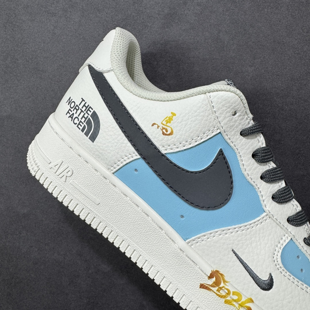 图片[6]-【定制版】马年限定~白蓝黑勾配色，细节处的精致点缀，这双Air Force 1 x 北面联名款，将街头潮流与高级质感完美融合。每一处设计都诉说着不被定义的态度，无论是日常出街还是潮流聚会，它都能成为你脚下最亮眼的存在。 货号： CS5288-726 尺码：36 36.5 37.5 38 38.5 39 40 40.5 41 42 42.5 43 44 44.5 45-选品中心