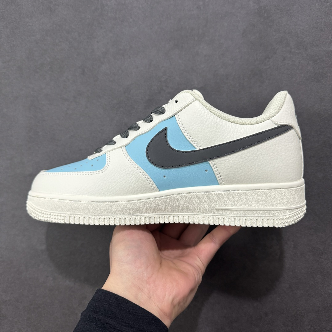 图片[2]-【定制版】马年限定~白蓝黑勾配色，细节处的精致点缀，这双Air Force 1 x 北面联名款，将街头潮流与高级质感完美融合。每一处设计都诉说着不被定义的态度，无论是日常出街还是潮流聚会，它都能成为你脚下最亮眼的存在。 货号： CS5288-726 尺码：36 36.5 37.5 38 38.5 39 40 40.5 41 42 42.5 43 44 44.5 45-选品中心