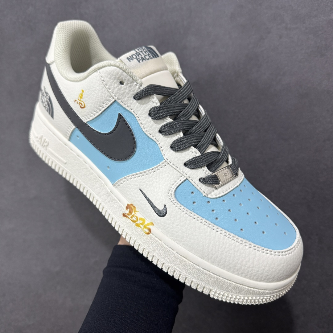 图片[3]-【定制版】马年限定~白蓝黑勾配色，细节处的精致点缀，这双Air Force 1 x 北面联名款，将街头潮流与高级质感完美融合。每一处设计都诉说着不被定义的态度，无论是日常出街还是潮流聚会，它都能成为你脚下最亮眼的存在。 货号： CS5288-726 尺码：36 36.5 37.5 38 38.5 39 40 40.5 41 42 42.5 43 44 44.5 45-选品中心