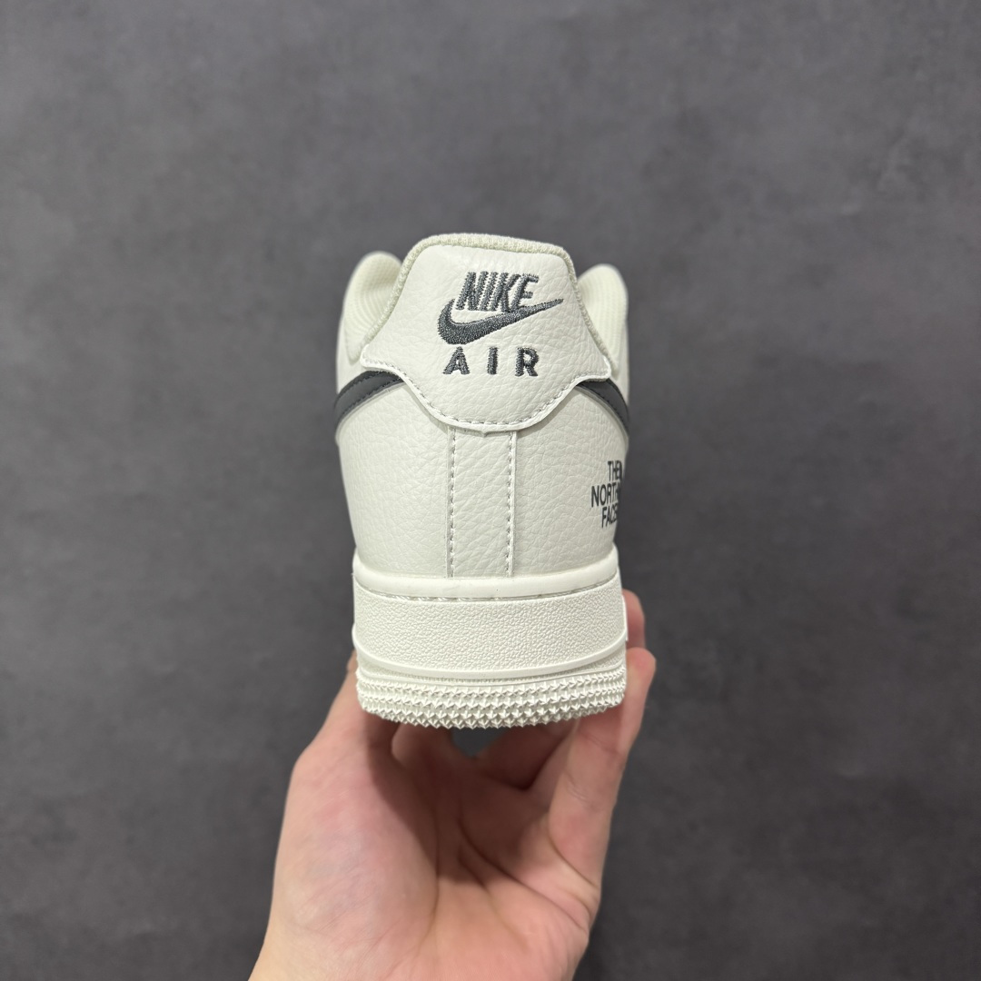 图片[4]-【定制版】马年限定~白蓝黑勾配色，细节处的精致点缀，这双Air Force 1 x 北面联名款，将街头潮流与高级质感完美融合。每一处设计都诉说着不被定义的态度，无论是日常出街还是潮流聚会，它都能成为你脚下最亮眼的存在。 货号： CS5288-726 尺码：36 36.5 37.5 38 38.5 39 40 40.5 41 42 42.5 43 44 44.5 45-选品中心