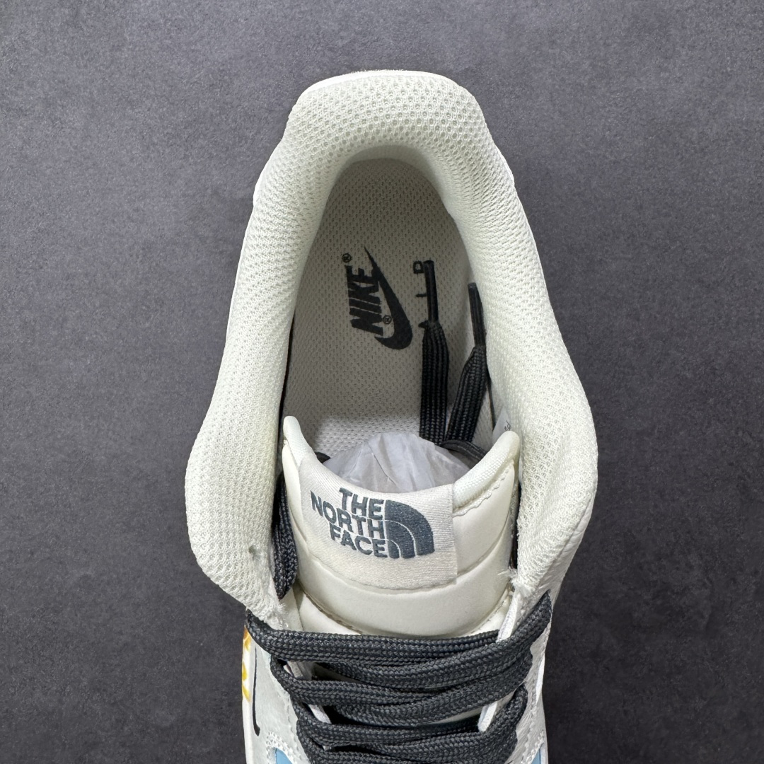 图片[7]-【定制版】马年限定~白蓝黑勾配色，细节处的精致点缀，这双Air Force 1 x 北面联名款，将街头潮流与高级质感完美融合。每一处设计都诉说着不被定义的态度，无论是日常出街还是潮流聚会，它都能成为你脚下最亮眼的存在。 货号： CS5288-726 尺码：36 36.5 37.5 38 38.5 39 40 40.5 41 42 42.5 43 44 44.5 45-选品中心