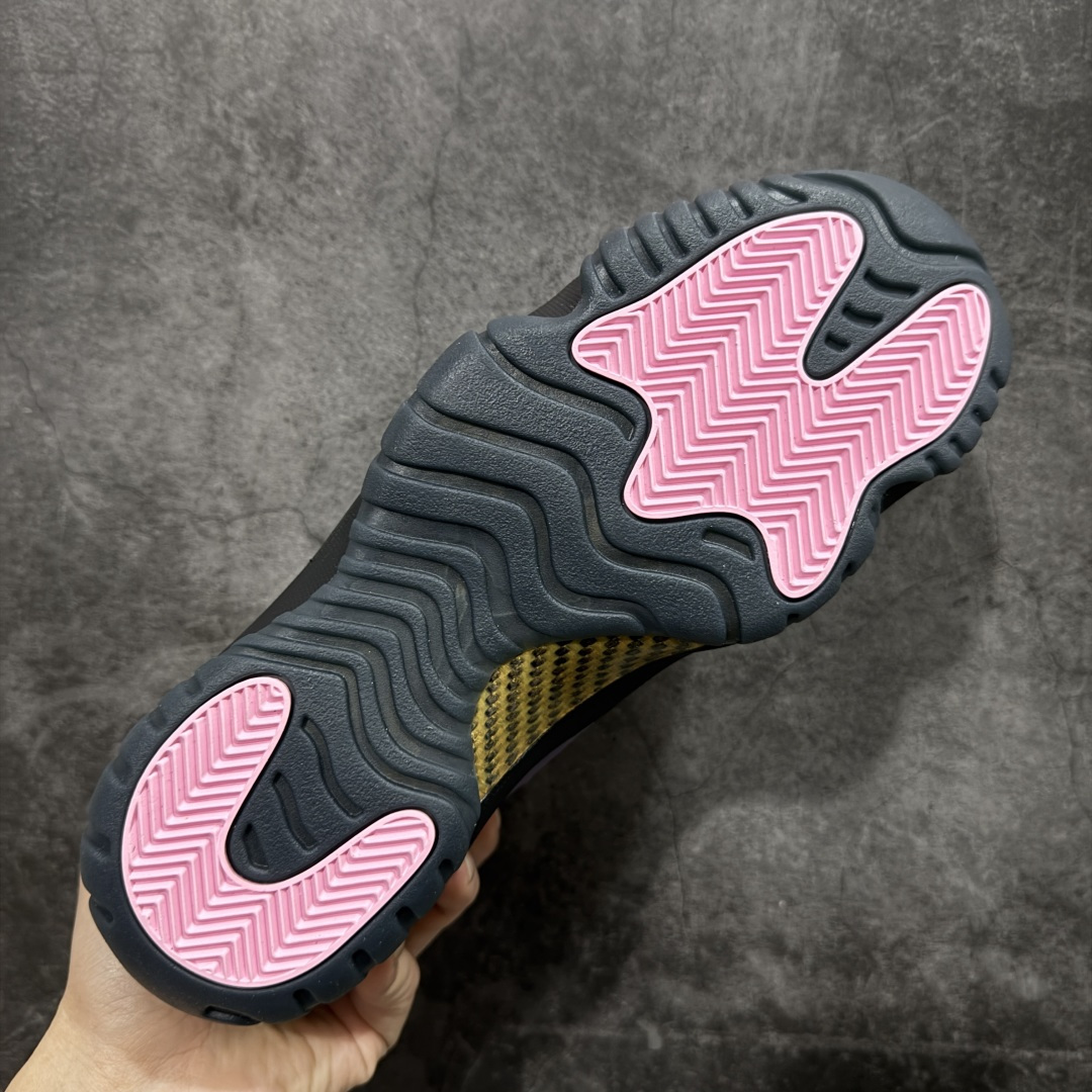 图片[9]-【外贸版】Air Jordan 11 Retro AJ11 乔11紫黑紫麂皮 IO8961-553   原楦原档案数据开模打造 原厂中底拉帮钢印 原厂漆皮 防冻不开裂 头层皮料 原装鞋撑 水晶大底正确色度色泽 原楦原数据刺绣 原厂车缝走线及对位 毫厘不差 飞人logo采用原数据电脑刺绣 原装正品碳纤维真实碳板 增强抗扭 原内标 原盒标 正确官方原盒 原厂防氧化水晶外底 原厂配套厂全掌solo气垫 尺码：40 40.5 41 42 42.5 43 44 44.5 45 46 47.5 48.5-选品中心
