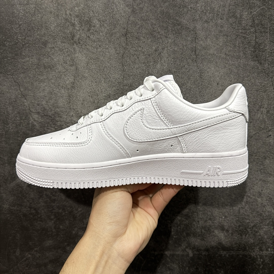 图片[2]-【Max原厂皮版】NOCTA×Nike Air Force 1 Low certified lover boy 经典 Drake联名 低帮空军一号休闲板鞋 CZ8065-100 顶级空军 皮料质感满分💯 超细腻纳帕头层软皮 吊打市场其他代号版本 全鞋电脑针车 工整有序 原厂港宝加持完美还原灵魂版型 原盒原配从里到外百分百还原 原厂全头层原厂皮料 原标原盒 内置Sole气垫 中底白色背胶 中底划线 已经无限的接近公司 原厂楦头 原厂刺绣 后跟弧度修正 正确中底四线防伪 尺码：36 36.5 37.5 38 38.5 39 40 40.5 41 42 42.5 43 44 44.5 45 46-选品中心