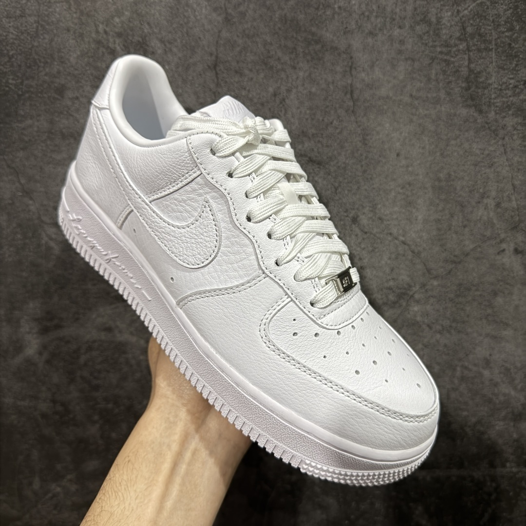图片[3]-【Max原厂皮版】NOCTA×Nike Air Force 1 Low certified lover boy 经典 Drake联名 低帮空军一号休闲板鞋 CZ8065-100 顶级空军 皮料质感满分💯 超细腻纳帕头层软皮 吊打市场其他代号版本 全鞋电脑针车 工整有序 原厂港宝加持完美还原灵魂版型 原盒原配从里到外百分百还原 原厂全头层原厂皮料 原标原盒 内置Sole气垫 中底白色背胶 中底划线 已经无限的接近公司 原厂楦头 原厂刺绣 后跟弧度修正 正确中底四线防伪 尺码：36 36.5 37.5 38 38.5 39 40 40.5 41 42 42.5 43 44 44.5 45 46-选品中心