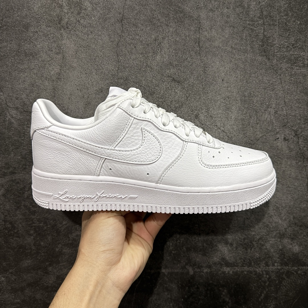 【Max原厂皮版】NOCTA×Nike Air Force 1 Low certified lover boy 经典 Drake联名 低帮空军一号休闲板鞋 CZ8065-100 顶级空军 皮料质感满分💯 超细腻纳帕头层软皮 吊打市场其他代号版本 全鞋电脑针车 工整有序 原厂港宝加持完美还原灵魂版型 原盒原配从里到外百分百还原 原厂全头层原厂皮料 原标原盒 内置Sole气垫 中底白色背胶 中底划线 已经无限的接近公司 原厂楦头 原厂刺绣 后跟弧度修正 正确中底四线防伪 尺码:36 36.5 37.5 38 38.5 39 40 40.5 41 42 42.5 43 44 44.5 45 46-选品中心