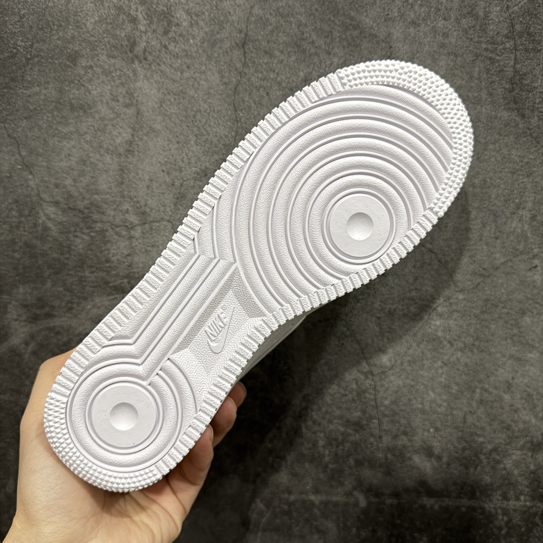 图片[9]-【Max原厂皮版】NOCTA×Nike Air Force 1 Low certified lover boy 经典 Drake联名 低帮空军一号休闲板鞋 CZ8065-100 顶级空军 皮料质感满分💯 超细腻纳帕头层软皮 吊打市场其他代号版本 全鞋电脑针车 工整有序 原厂港宝加持完美还原灵魂版型 原盒原配从里到外百分百还原 原厂全头层原厂皮料 原标原盒 内置Sole气垫 中底白色背胶 中底划线 已经无限的接近公司 原厂楦头 原厂刺绣 后跟弧度修正 正确中底四线防伪 尺码：36 36.5 37.5 38 38.5 39 40 40.5 41 42 42.5 43 44 44.5 45 46-选品中心