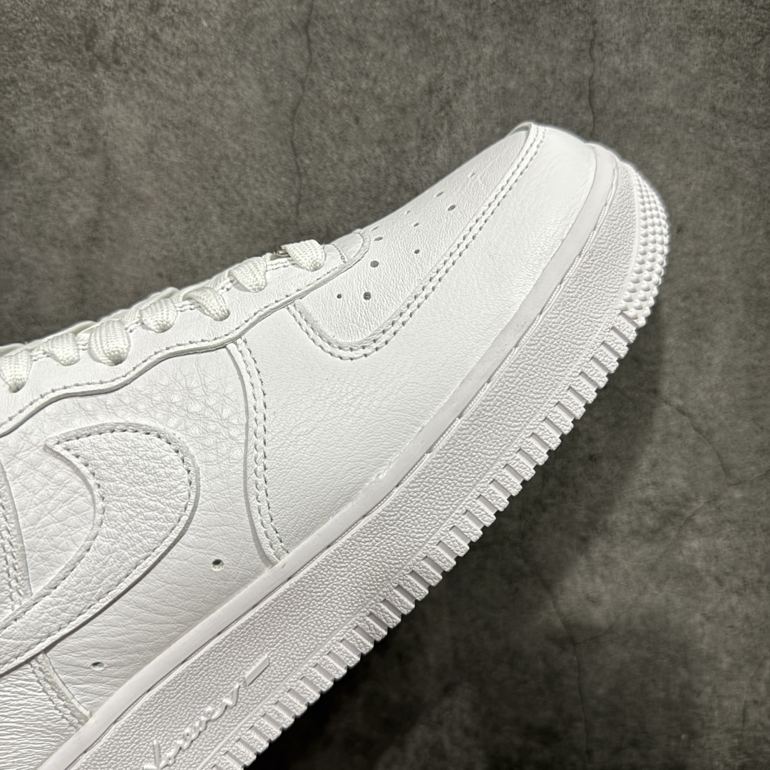 图片[6]-【Max原厂皮版】NOCTA×Nike Air Force 1 Low certified lover boy 经典 Drake联名 低帮空军一号休闲板鞋 CZ8065-100 顶级空军 皮料质感满分💯 超细腻纳帕头层软皮 吊打市场其他代号版本 全鞋电脑针车 工整有序 原厂港宝加持完美还原灵魂版型 原盒原配从里到外百分百还原 原厂全头层原厂皮料 原标原盒 内置Sole气垫 中底白色背胶 中底划线 已经无限的接近公司 原厂楦头 原厂刺绣 后跟弧度修正 正确中底四线防伪 尺码：36 36.5 37.5 38 38.5 39 40 40.5 41 42 42.5 43 44 44.5 45 46-选品中心