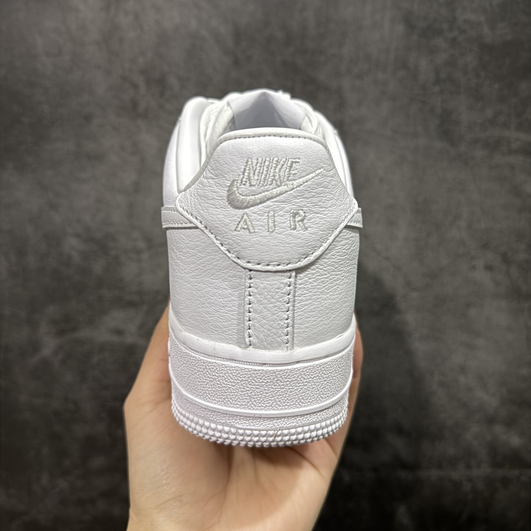 图片[4]-【Max原厂皮版】NOCTA×Nike Air Force 1 Low certified lover boy 经典 Drake联名 低帮空军一号休闲板鞋 CZ8065-100 顶级空军 皮料质感满分💯 超细腻纳帕头层软皮 吊打市场其他代号版本 全鞋电脑针车 工整有序 原厂港宝加持完美还原灵魂版型 原盒原配从里到外百分百还原 原厂全头层原厂皮料 原标原盒 内置Sole气垫 中底白色背胶 中底划线 已经无限的接近公司 原厂楦头 原厂刺绣 后跟弧度修正 正确中底四线防伪 尺码：36 36.5 37.5 38 38.5 39 40 40.5 41 42 42.5 43 44 44.5 45 46-选品中心