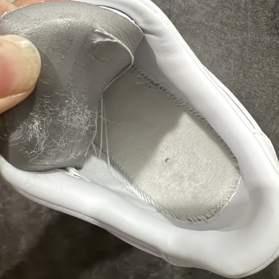 图片[9]-【Max原厂皮版】NOCTA×Nike Air Force 1 Low certified lover boy 经典 Drake联名 低帮空军一号休闲板鞋 CZ8065-100 顶级空军 皮料质感满分💯 超细腻纳帕头层软皮 吊打市场其他代号版本 全鞋电脑针车 工整有序 原厂港宝加持完美还原灵魂版型 原盒原配从里到外百分百还原 原厂全头层原厂皮料 原标原盒 内置Sole气垫 中底白色背胶 中底划线 已经无限的接近公司 原厂楦头 原厂刺绣 后跟弧度修正 正确中底四线防伪 尺码：36 36.5 37.5 38 38.5 39 40 40.5 41 42 42.5 43 44 44.5 45 46-选品中心