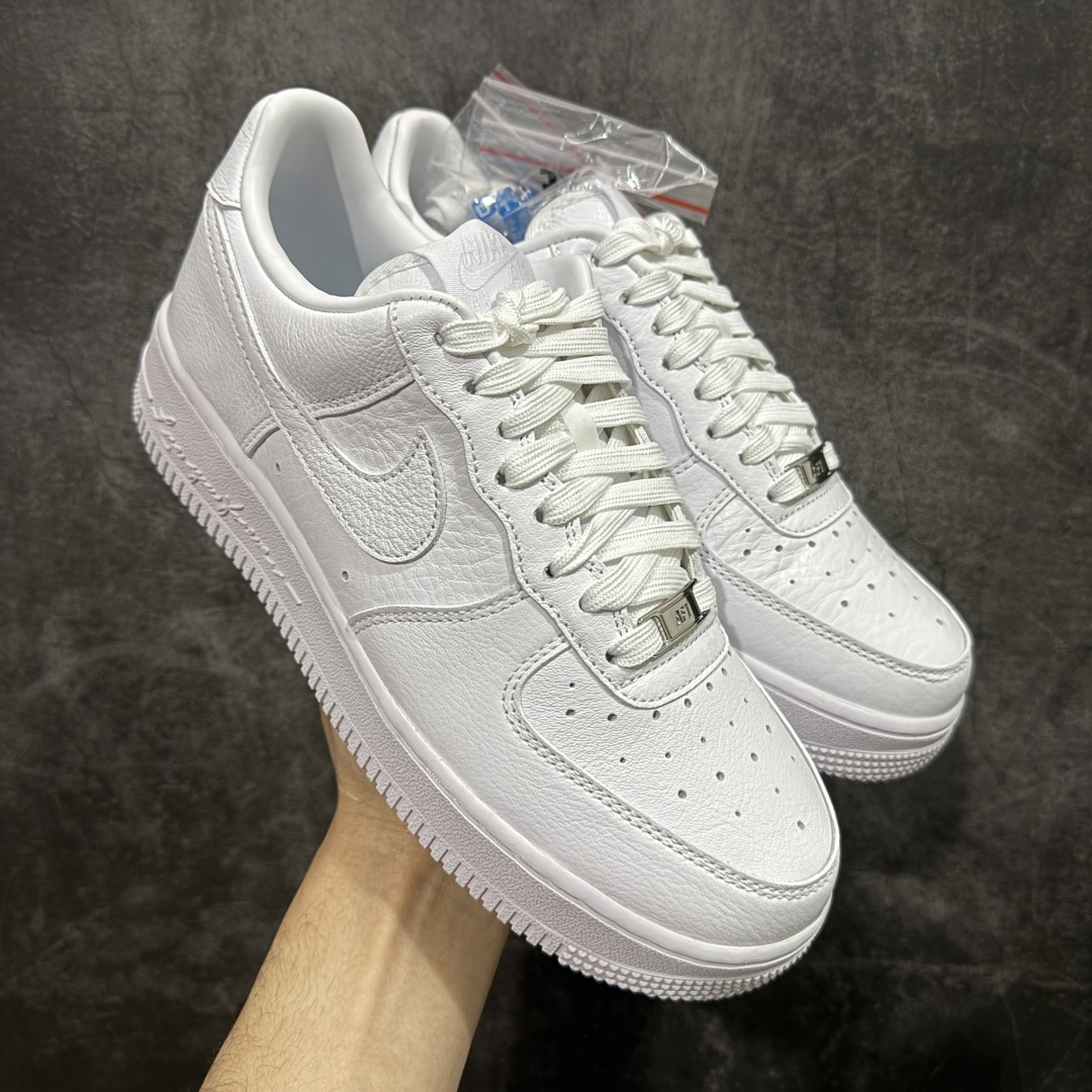 【Max原厂皮版】NOCTA×Nike Air Force 1 Low certified lover boy 经典 Drake联名 低帮空军一号休闲板鞋 CZ8065-100 顶级空军 皮料质感满分💯 超细腻纳帕头层软皮 吊打市场其他代号版本 全鞋电脑针车 工整有序 原厂港宝加持完美还原灵魂版型 原盒原配从里到外百分百还原 原厂全头层原厂皮料 原标原盒 内置Sole气垫 中底白色背胶 中底划线 已经无限的接近公司 原厂楦头 原厂刺绣 后跟弧度修正 正确中底四线防伪 尺码:36 36.5 37.5 38 38.5 39 40 40.5 41 42 42.5 43 44 44.5 45 46-选品中心