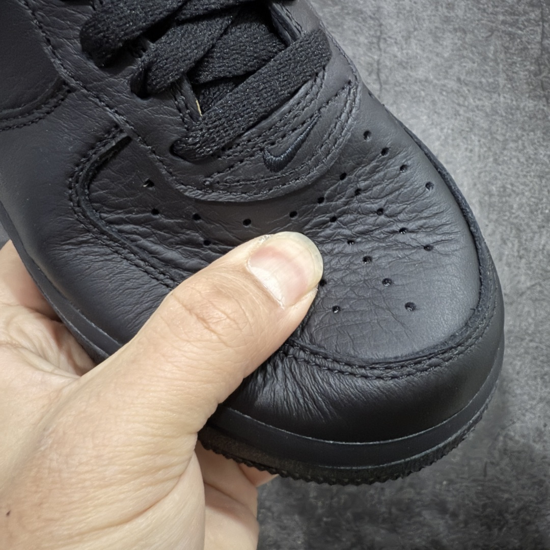 图片[5]-【Max原厂皮版】Nike Air Force 1 Low AF1空军一号 黑白 CQ0492-001 •市场最高品质 •原厂皮 纹理皮质原鞋保持一致 •正确拉帮线颜色与原鞋一致 •正确鞋垫RB材质 高弹性 •原厂电绣工艺 刺绣立体感饱满度一致 •原厂鞋舌织唛标 同步原鞋 •正确鞋盒外标 字体立体感 带芯片 •正确高频深度 •正确针车缝隙 尺码：35.5 36 36.5 37 37.5 38 38.5 39 40 40.5 41 42 42.5 43 44 44.5 45 46 46.5 47.5-选品中心