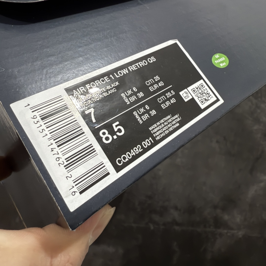 图片[8]-【Max原厂皮版】Nike Air Force 1 Low AF1空军一号 黑白 CQ0492-001 •市场最高品质 •原厂皮 纹理皮质原鞋保持一致 •正确拉帮线颜色与原鞋一致 •正确鞋垫RB材质 高弹性 •原厂电绣工艺 刺绣立体感饱满度一致 •原厂鞋舌织唛标 同步原鞋 •正确鞋盒外标 字体立体感 带芯片 •正确高频深度 •正确针车缝隙 尺码：35.5 36 36.5 37 37.5 38 38.5 39 40 40.5 41 42 42.5 43 44 44.5 45 46 46.5 47.5-选品中心