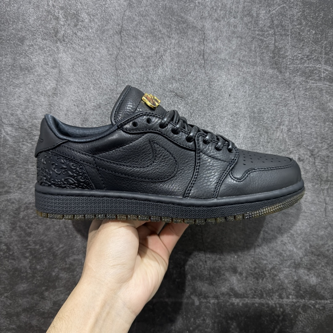 【纯原版】Air Jordan AJ1 Low 低帮 黑金 玄武 国区限定黑色 IO3147-001 市最具代表性版本 口碑大厂出品 品控大底版型不断改良更新 全套原纸板楦头开发 确保原汁原味 完美呈现版型 完美零毛边处理 原厂内置全掌气垫 价格定位良心 平台专用代工流水线出品 一眼公司既视感 拿到手的一瞬间就与众不同 碾压市面所有版本 全部原鞋开发 每一个配色都会采购原鞋确认细节 打破市面看图做货无好货之说 尺码：35.5 36 36.5 37.5 38 38.5 39 40 40.5 41 42 42.5 43 44 44.5 45 46 47.5-选品中心