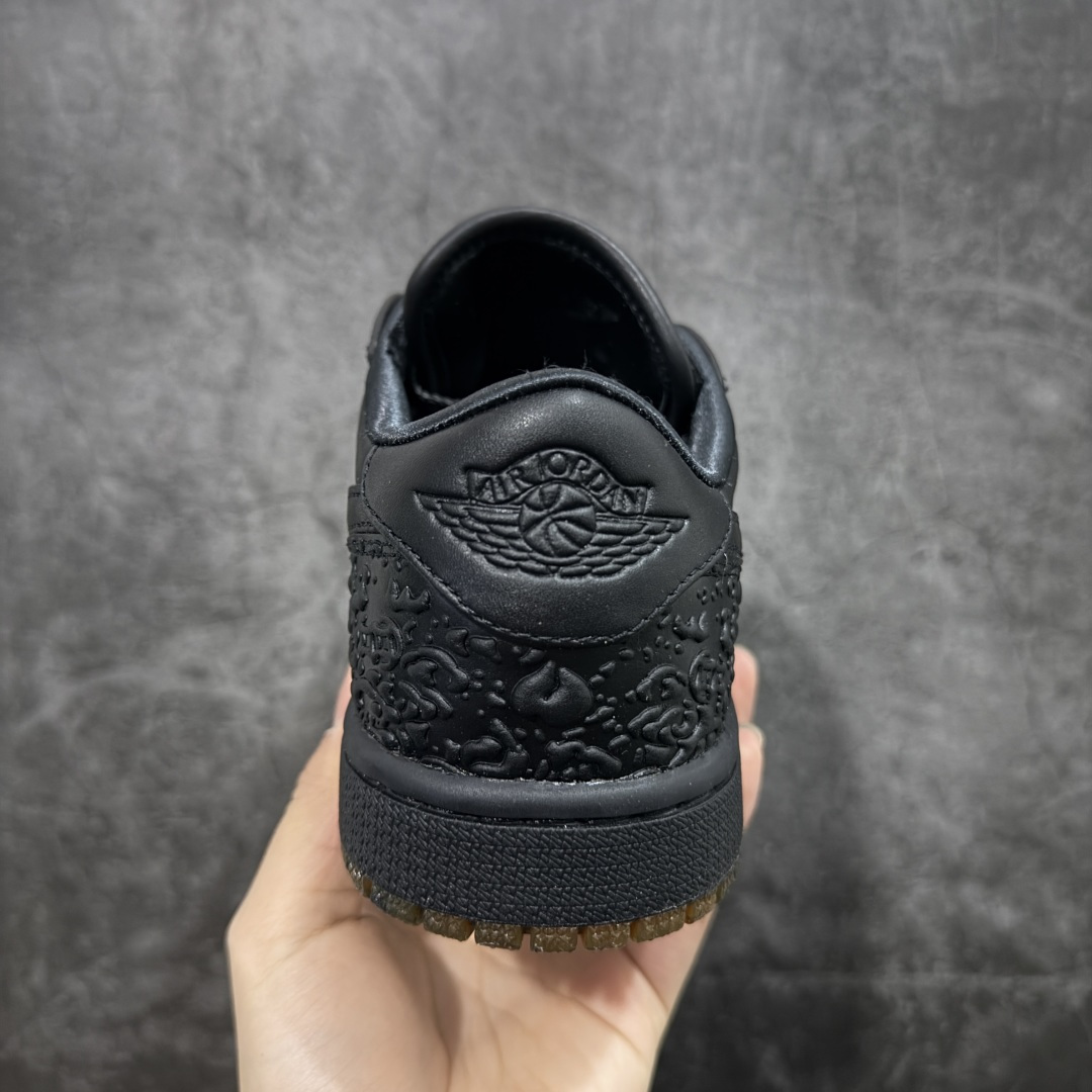 图片[4]-【纯原版】Air Jordan AJ1 Low 低帮 黑金 玄武 国区限定黑色 IO3147-001 市最具代表性版本 口碑大厂出品 品控大底版型不断改良更新 全套原纸板楦头开发 确保原汁原味 完美呈现版型 完美零毛边处理 原厂内置全掌气垫 价格定位良心 平台专用代工流水线出品 一眼公司既视感 拿到手的一瞬间就与众不同 碾压市面所有版本 全部原鞋开发 每一个配色都会采购原鞋确认细节 打破市面看图做货无好货之说 尺码：35.5 36 36.5 37.5 38 38.5 39 40 40.5 41 42 42.5 43 44 44.5 45 46 47.5-选品中心