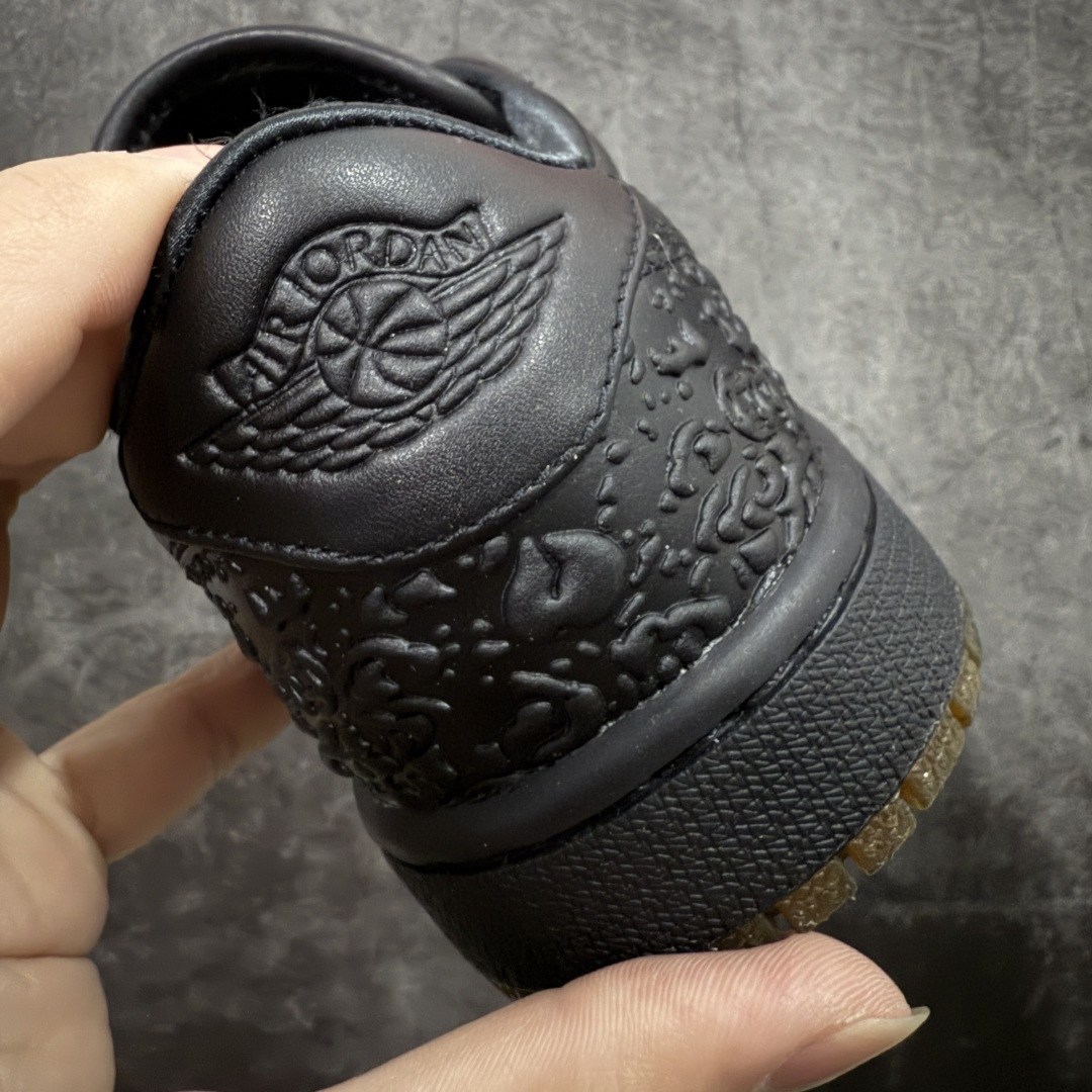 图片[2]-【纯原版】Air Jordan AJ1 Low 低帮 黑金 玄武 国区限定黑色 IO3147-001 市最具代表性版本 口碑大厂出品 品控大底版型不断改良更新 全套原纸板楦头开发 确保原汁原味 完美呈现版型 完美零毛边处理 原厂内置全掌气垫 价格定位良心 平台专用代工流水线出品 一眼公司既视感 拿到手的一瞬间就与众不同 碾压市面所有版本 全部原鞋开发 每一个配色都会采购原鞋确认细节 打破市面看图做货无好货之说 尺码：35.5 36 36.5 37.5 38 38.5 39 40 40.5 41 42 42.5 43 44 44.5 45 46 47.5-选品中心