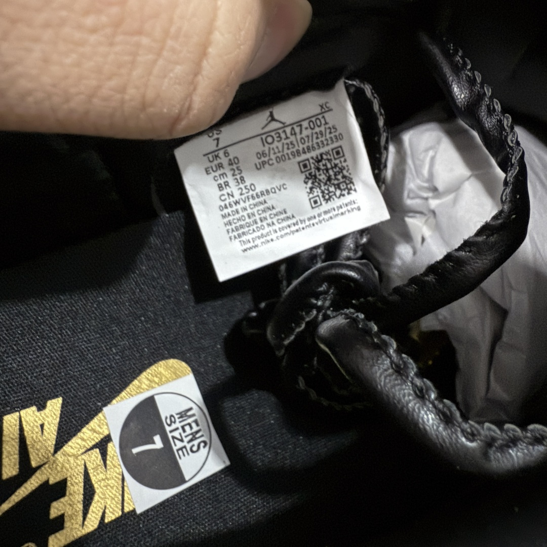 图片[9]-【纯原版】Air Jordan AJ1 Low 低帮 黑金 玄武 国区限定黑色 IO3147-001 市最具代表性版本 口碑大厂出品 品控大底版型不断改良更新 全套原纸板楦头开发 确保原汁原味 完美呈现版型 完美零毛边处理 原厂内置全掌气垫 价格定位良心 平台专用代工流水线出品 一眼公司既视感 拿到手的一瞬间就与众不同 碾压市面所有版本 全部原鞋开发 每一个配色都会采购原鞋确认细节 打破市面看图做货无好货之说 尺码：35.5 36 36.5 37.5 38 38.5 39 40 40.5 41 42 42.5 43 44 44.5 45 46 47.5-选品中心