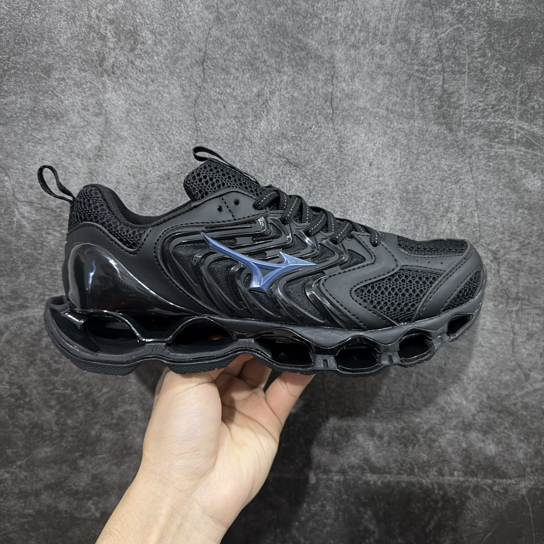 【纯原版】Mizuno 美津侬 WAVE PROPHECY 14S 复古时尚休闲舒适运动跑步鞋 美津浓WAVE机械缓震 可以说是机械缓震跑鞋科技的翘楚有着非凡的适应性,有着充分而持久的缓震能力和轻量化设计,是一双可以陪伴我们日常训练甚至是半马比赛的跑鞋,无论是“跑步初哥”还是“精英老鸟”,只要不是比较夸张的大体重人群,都可以穿着WAVE RIDER 来跑步。如果你不知道跑步穿什么鞋,不知道给别人推荐什么鞋,那么选“美津浓 ” 尺码:36-45-选品中心